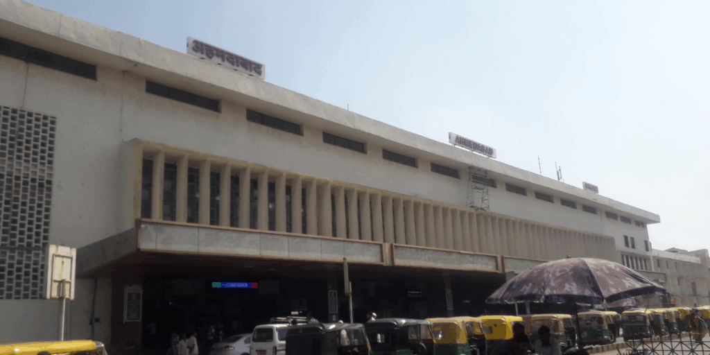 top 10 biggest railway station in india