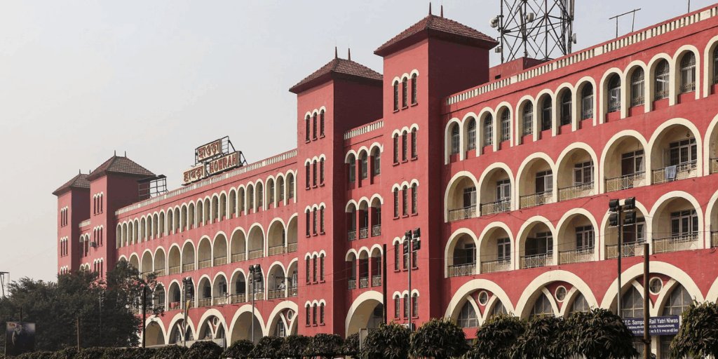 top 10 biggest railway station in india